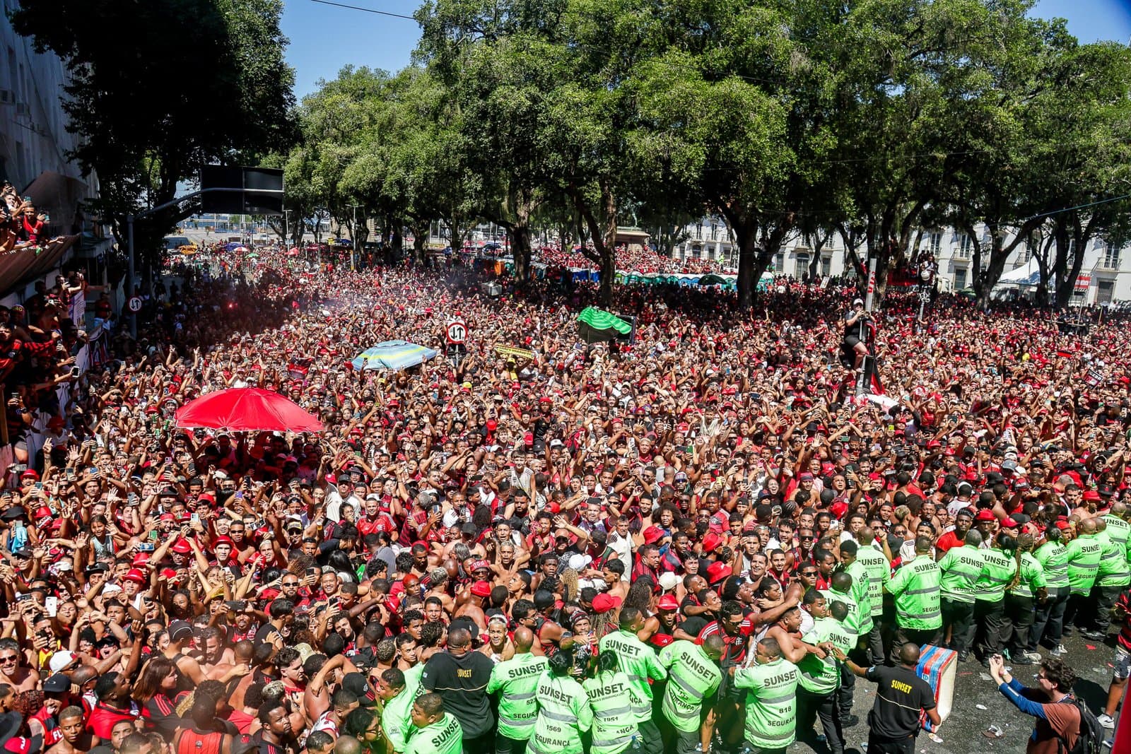 A origem e influência das grandes torcidas brasileiras.