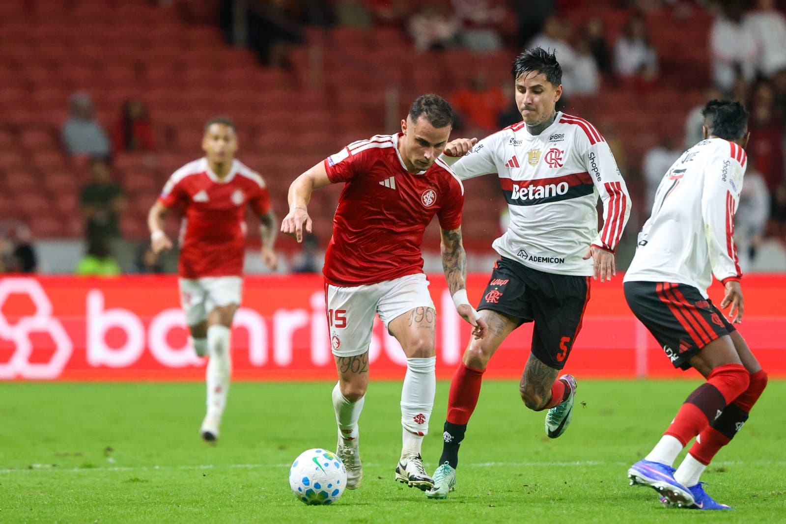 Internacional e Flamengo ficam apenas no empate em jogo do Brasileirão; veja