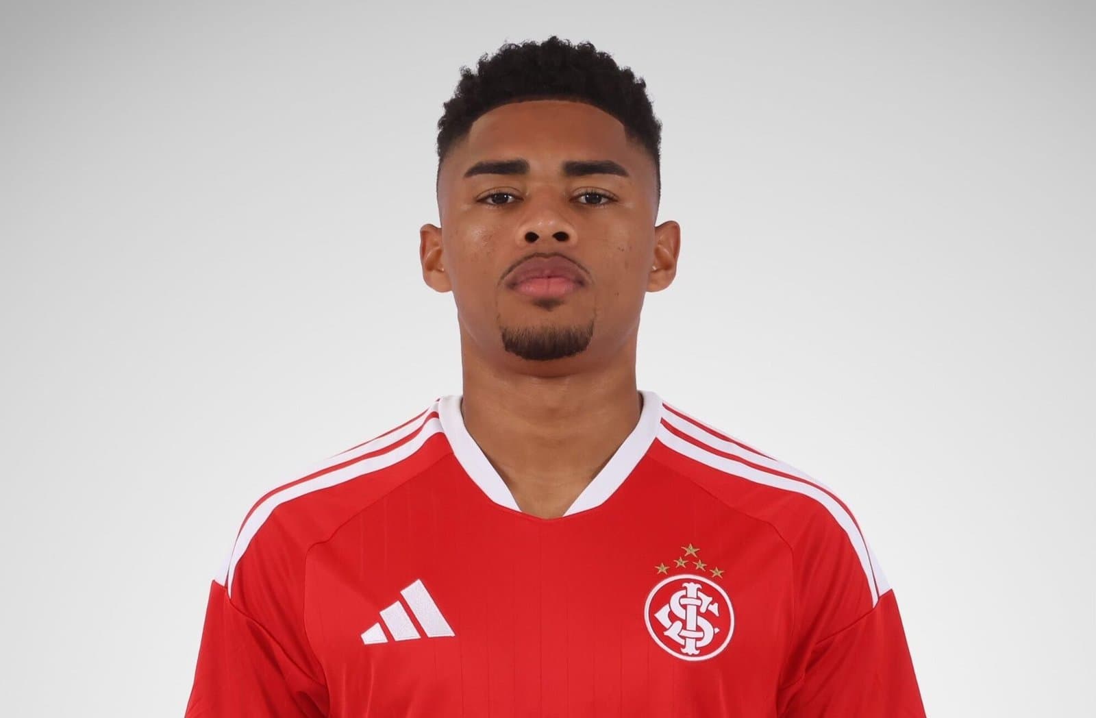 Zagueiro do Inter é punido pelo STJD e só voltará aos gramados quando Gabriel Pec retornar às atividades; veja