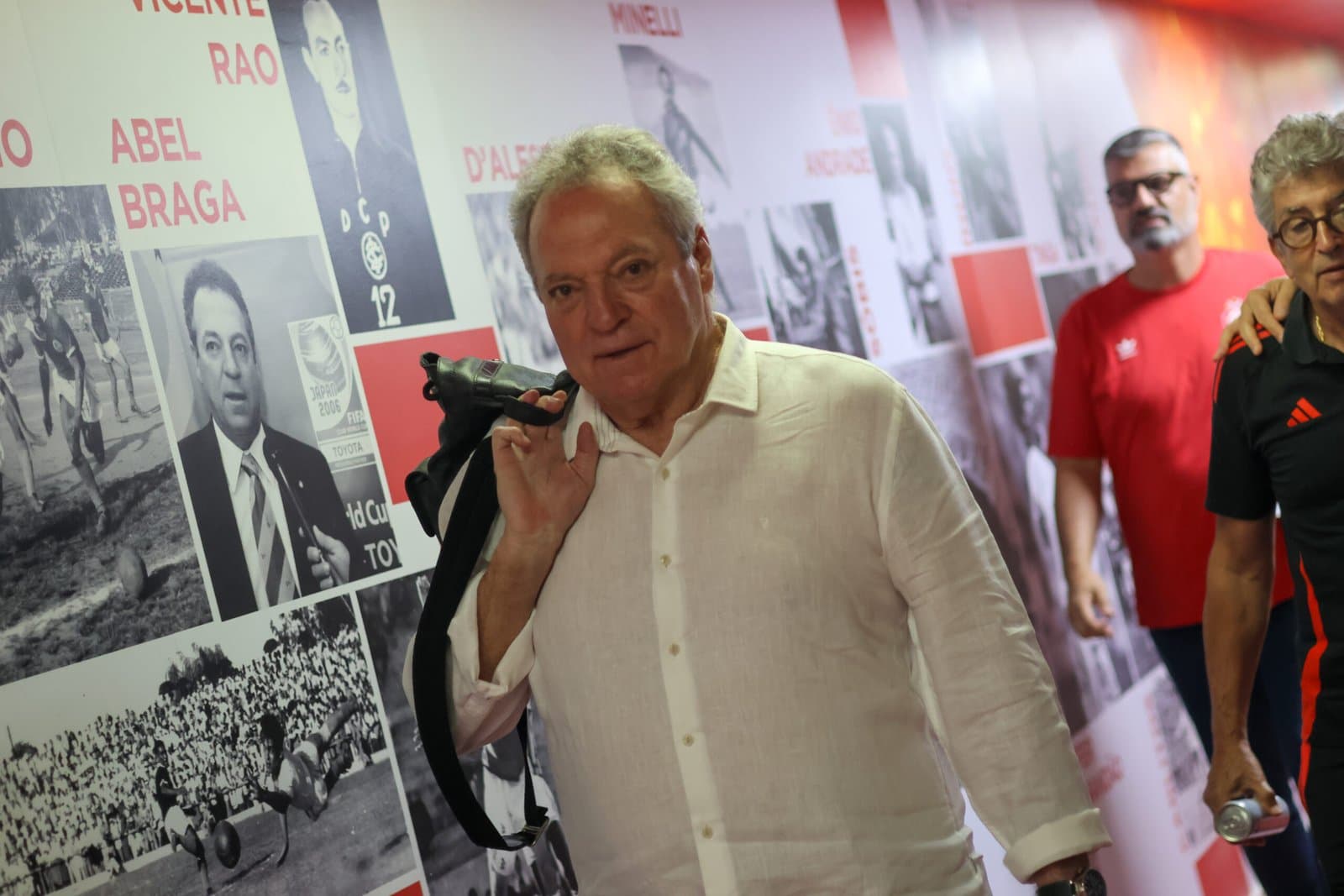 Abel Braga se emociona e comemora permanência do Internacional na Série A do Brasileirão: “Ajudei a salvar o Inter do rebaixamento”