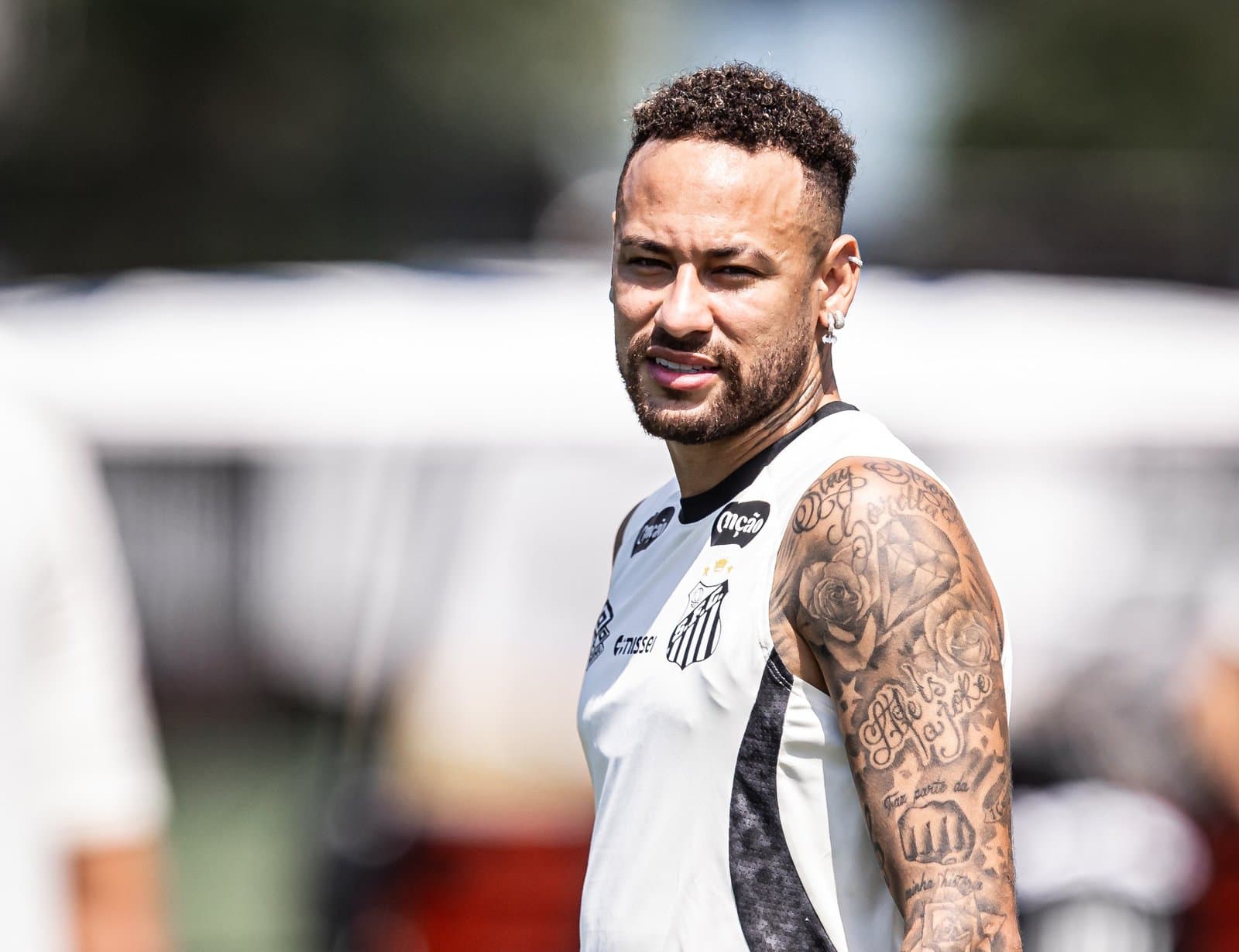 Neymar volta a treinar com bola e retorno começa a ser estudado pelo Santos